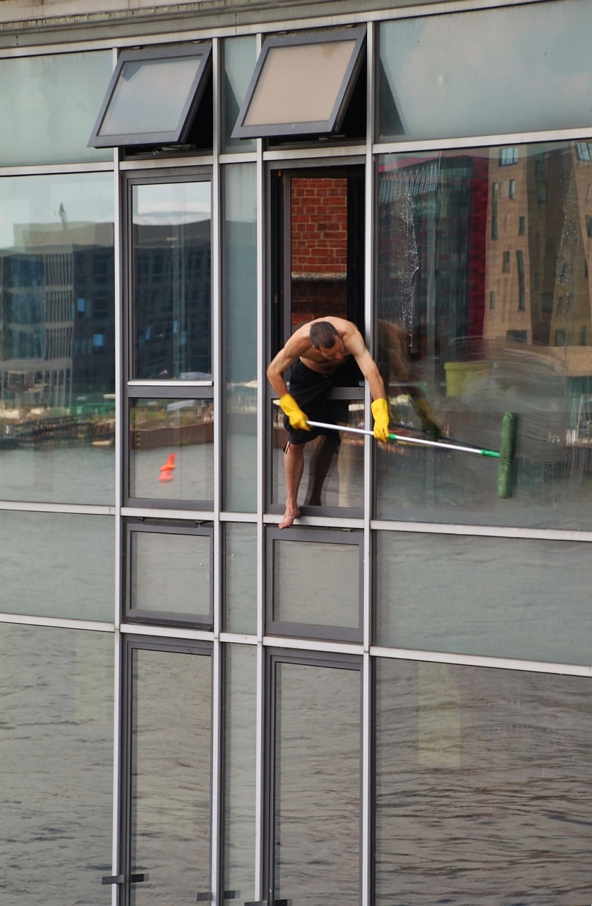 window-cleaner-246423_1280 window-cleaner-246423_1280
